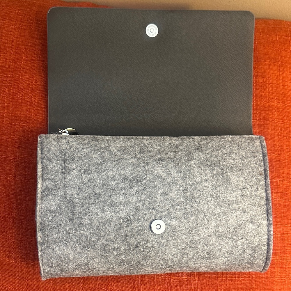 New La Prairie Gray Magnetic Faux Leather Flap Cosmetic Makeup Clutch Pouch Bag - Picture 3 of 10